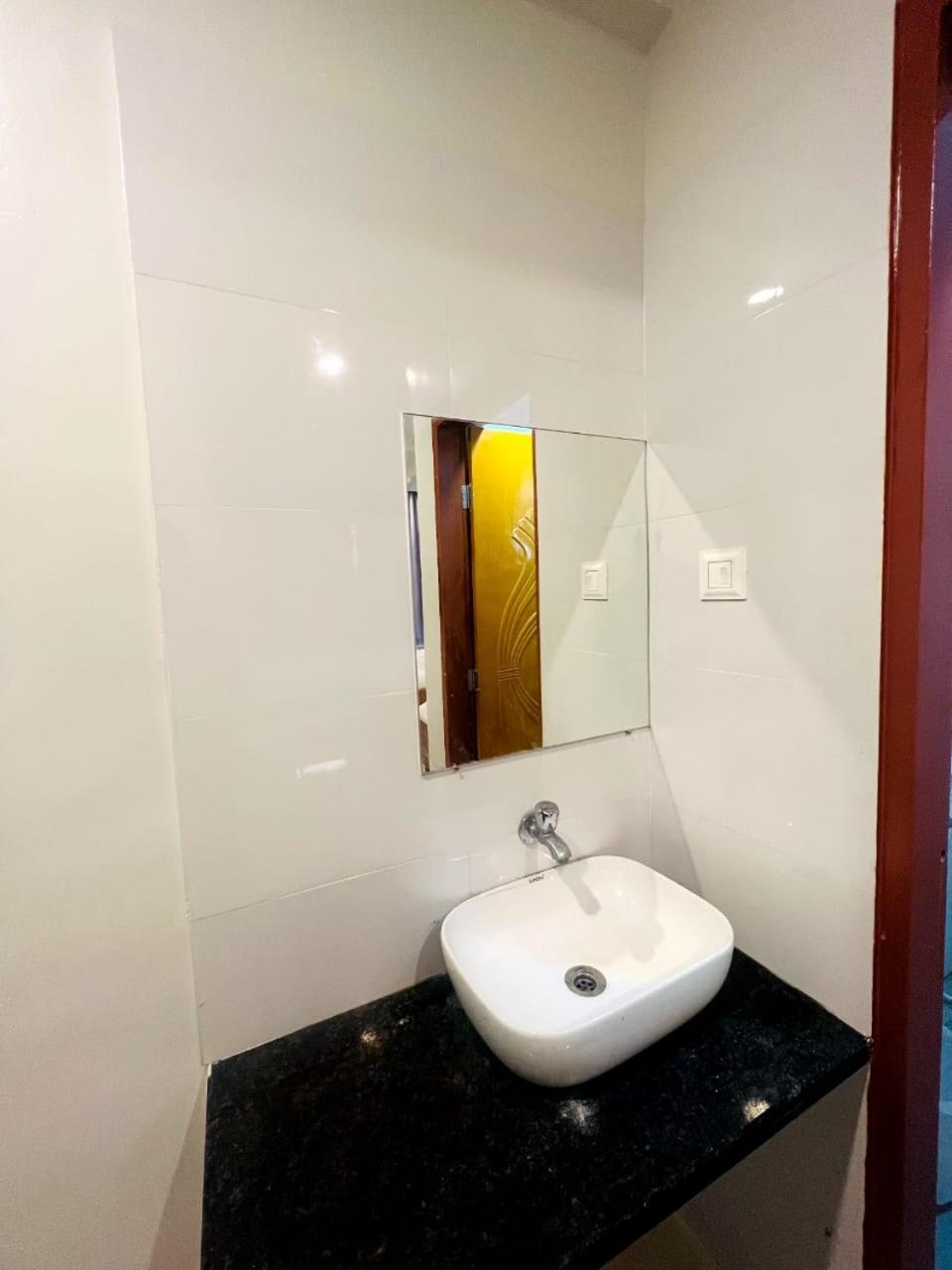 Hotel Sai Smruti Shirdi Buitenkant foto